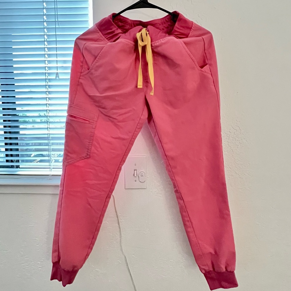 FIGS ZAMORA NEON PINK LIMITED